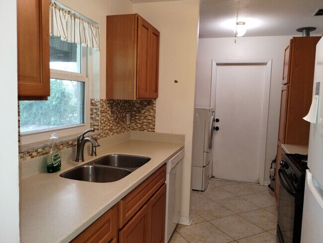 Building Photo - Beautiful 2 Bedroom, 2 Bathroom Home for Rent in Spring Hill, FL!