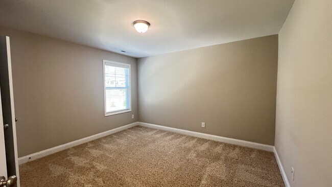 Building Photo - 550 Hampstead Pl