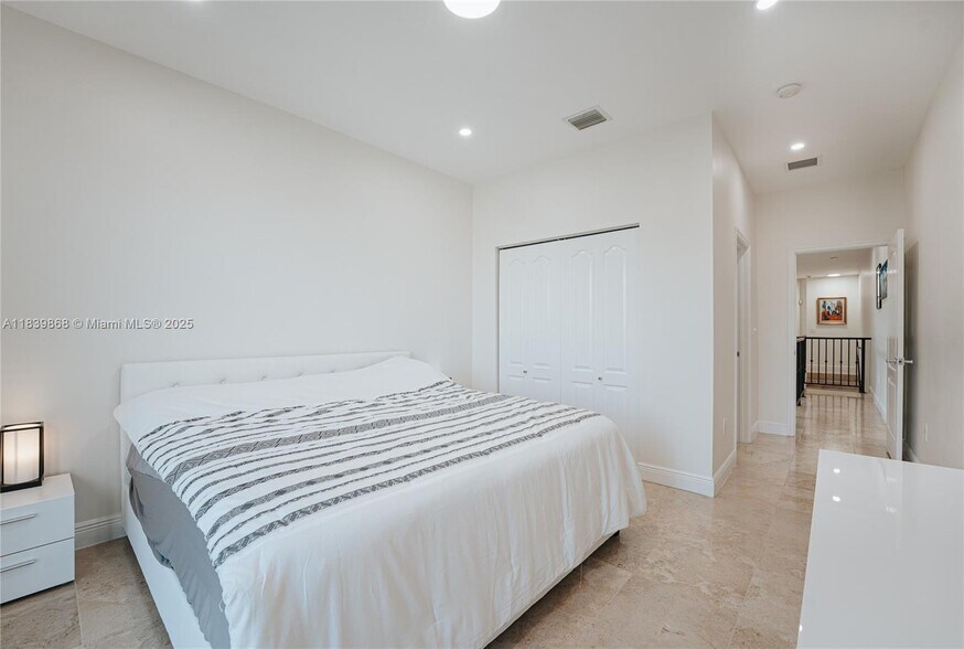 Building Photo - 2766 SW 33rd Ave