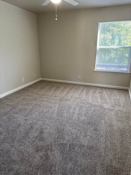 Building Photo - 2099 Hartford Dr