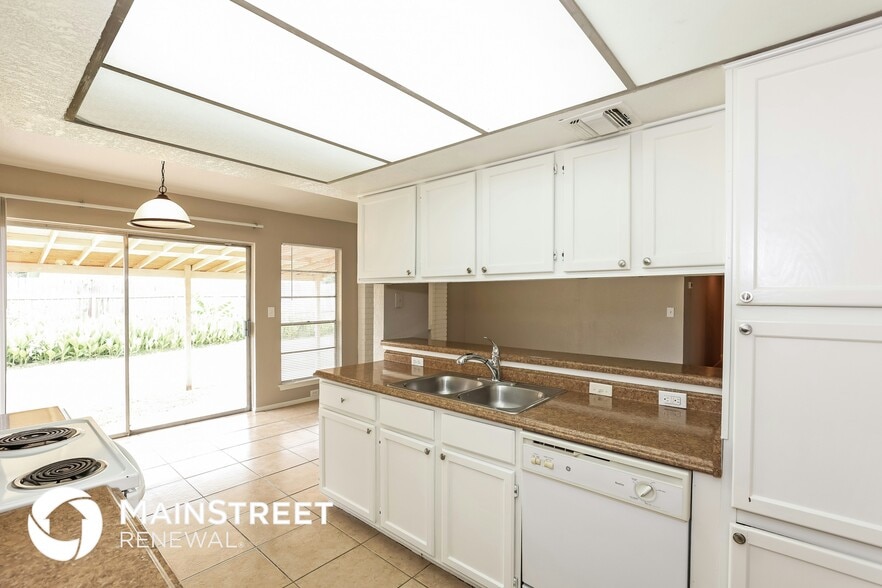 Building Photo - 8807 Glen Shadow Dr