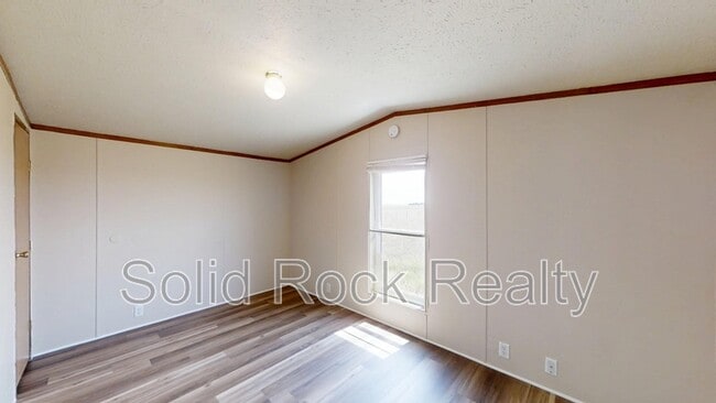 Building Photo - 9835 N Log Rd