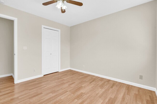 Building Photo - 880 Woodsong Ln