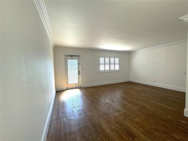 Building Photo - 526 Saxony Dr