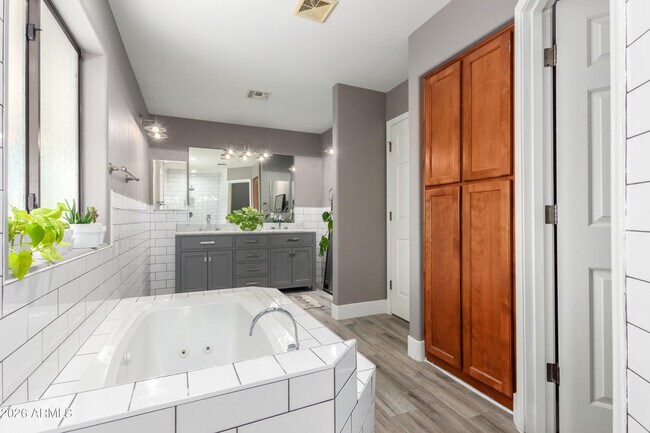 Building Photo - 11430 N 16th St