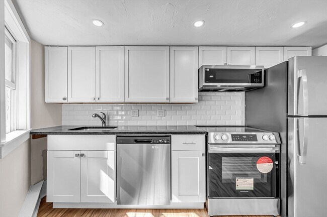 Building Photo - 465 E 8th St