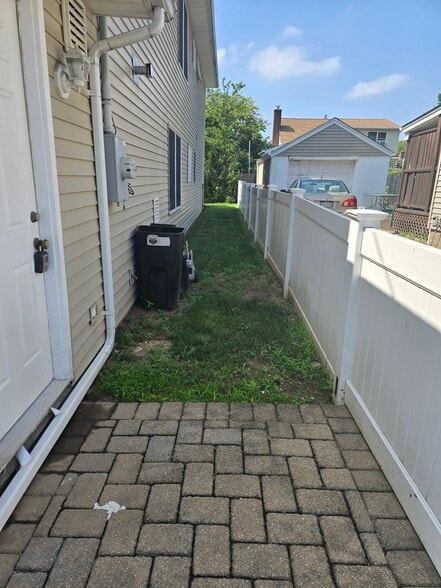 35 - Backyard Alley - 100 5th Ave