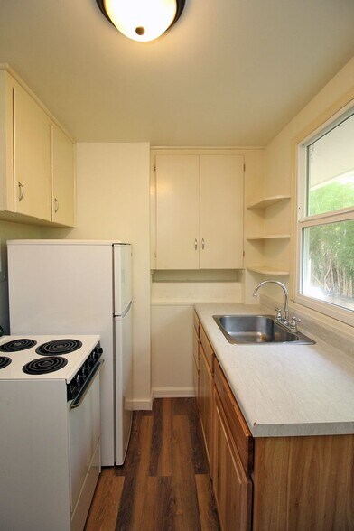 Building Photo - 6923-6923 NE Prescott St