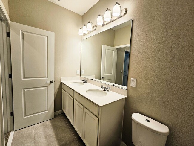 Building Photo - Coming Soon! Gorgeous Townhome For Rent in Horizon West Winter Garden  just west of Disney off th...