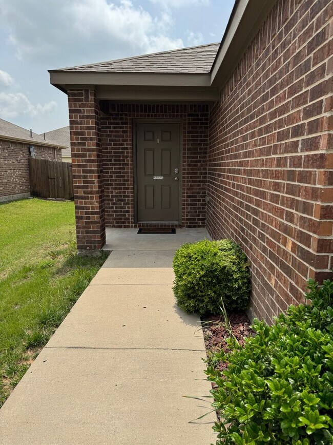 Building Photo - Beautiful Spacious 4 Bedroom Home