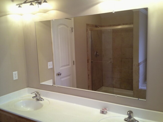 Building Photo - Large 5 bedroom raised ranch