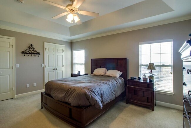 Building Photo - 2 Bedroom, 2.5 Bath Townhouse w/ Garage