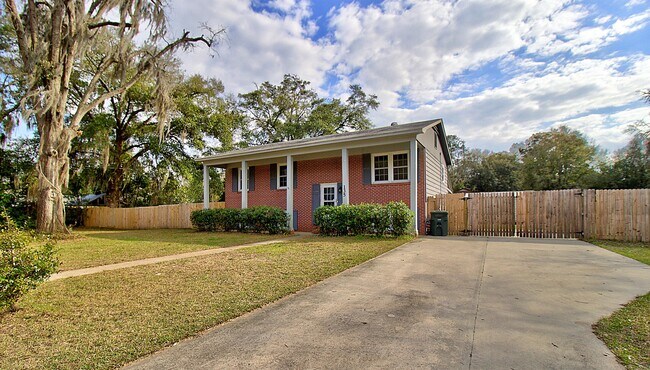 Building Photo - 135 Clay St