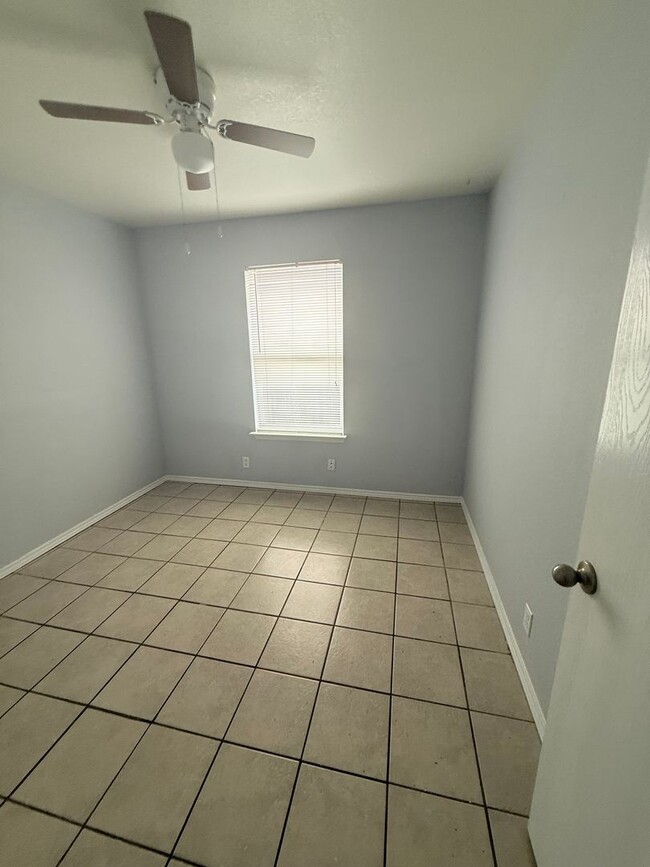 Building Photo - 10607 Shaenview
