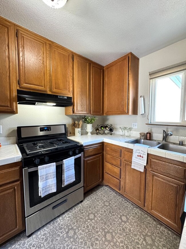Building Photo - Charming 2 bed 1.5 bath condo, with attached 2 car garage!