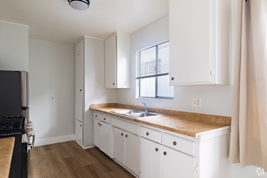 1BR, 1BA - 600SF - Kitchen - 921 N. Cedar St.