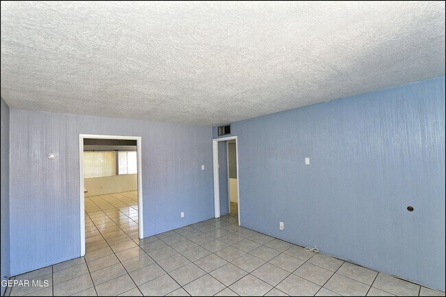 Building Photo - 5613 Creston Ave