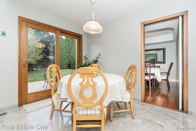 Building Photo - 1574 Devonshire Dr