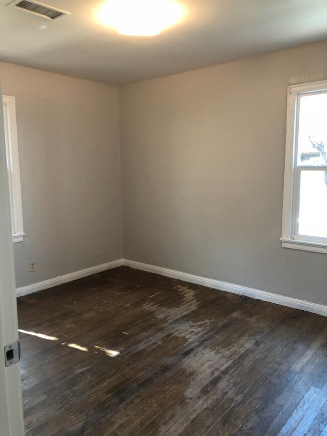 Building Photo - 3 Bedrooms 2 Baths 1 Car Garage Walking Di...