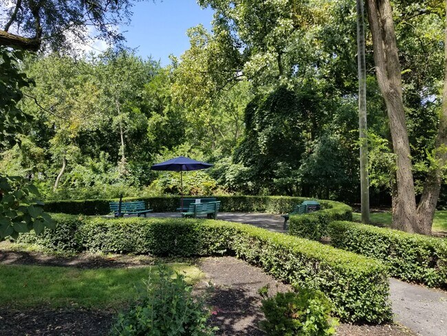 Building Photo - 2 bedroom Mayflower Condo for Rent