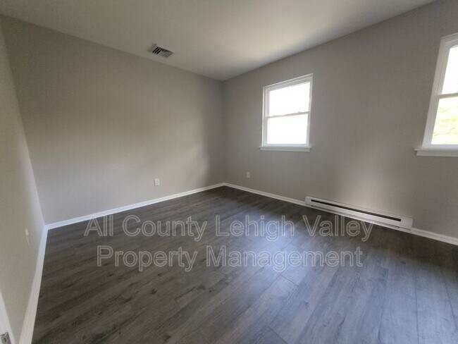 Building Photo - 806 S Armour St