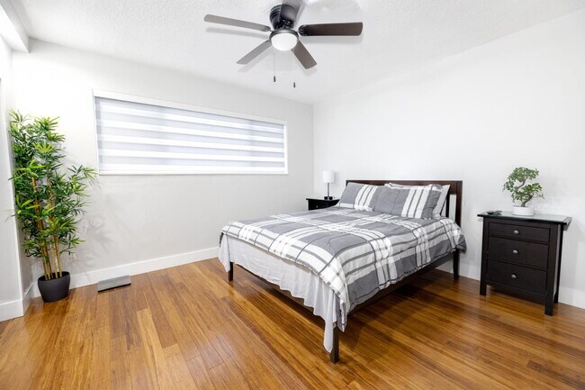 Building Photo - Fully Remodeled & Furnished 1 Bedroom Condo