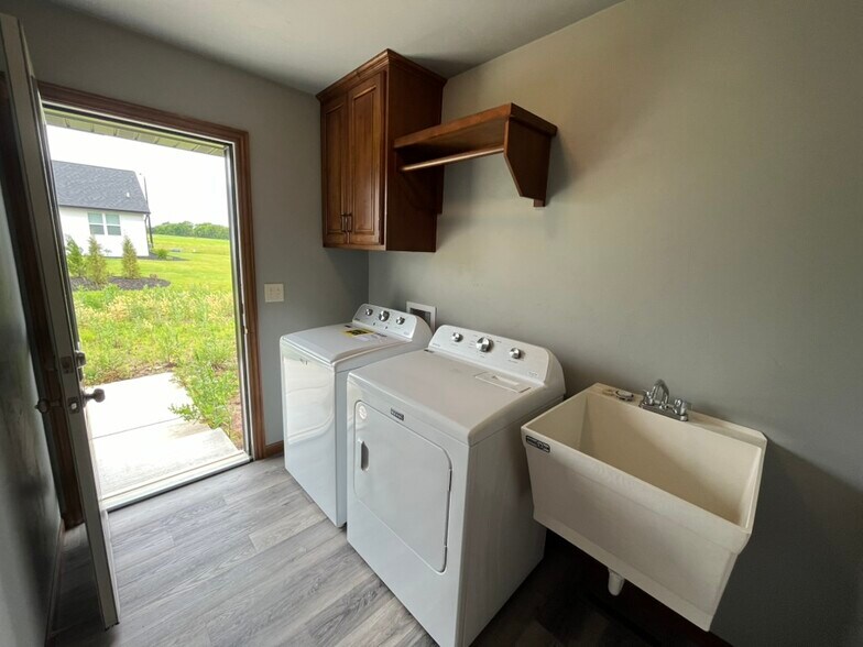 in-unit-washer-dryer - 1454 Chickory Ct