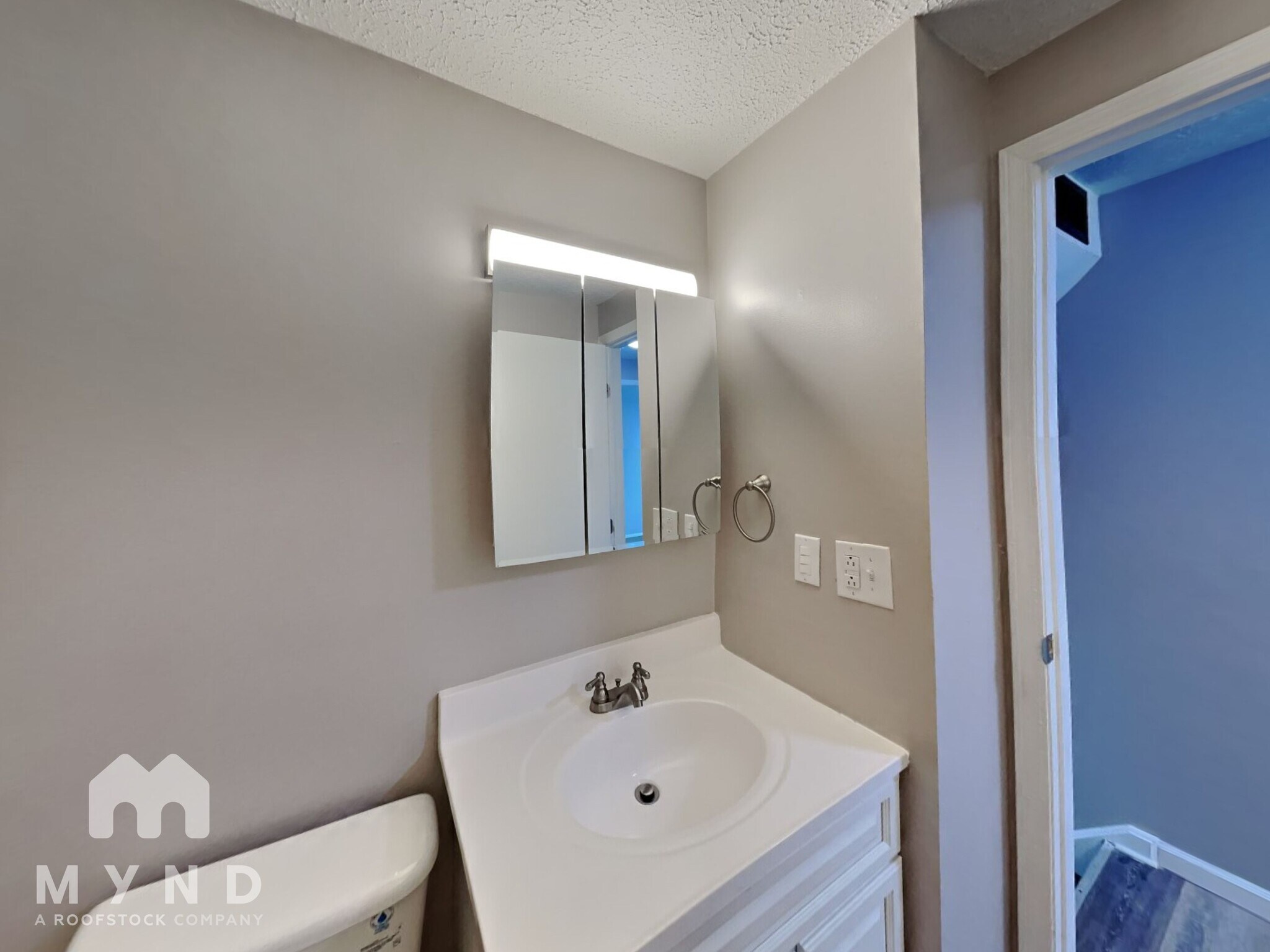 Building Photo - 2270 Cardston Dr