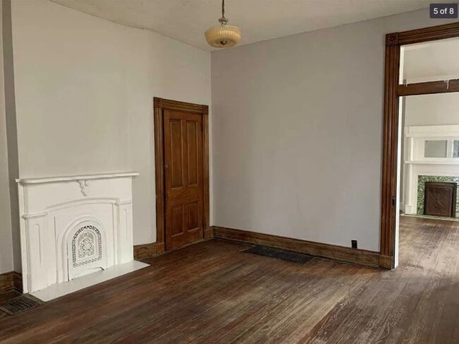 Building Photo - Charming 2BR in the Heart of Newport – Walk to Dining, Shops & the Levee