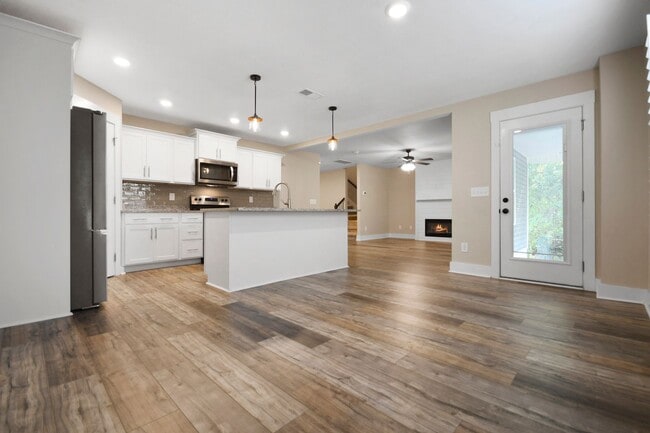 Building Photo - Pet Friendly Four Bedroom!