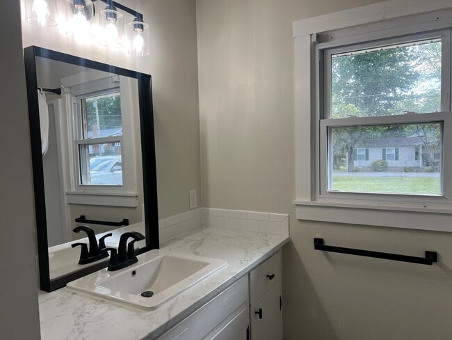 Building Photo - Beautiful one level home in JC!