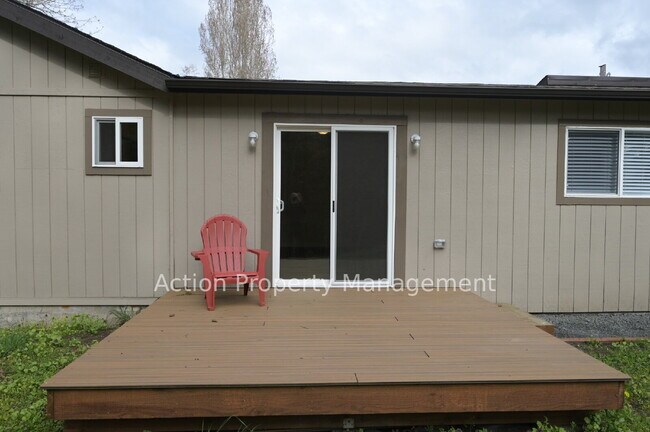 Building Photo - Updated Single-Level Home with Spacious Interior & Covered Parking