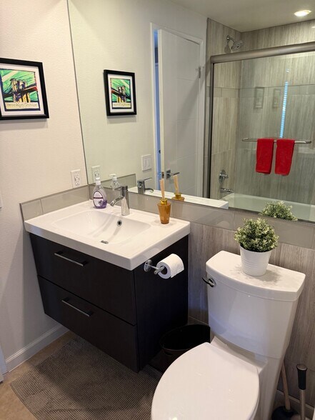 Bath 1 - 255 S Avenida Caballeros