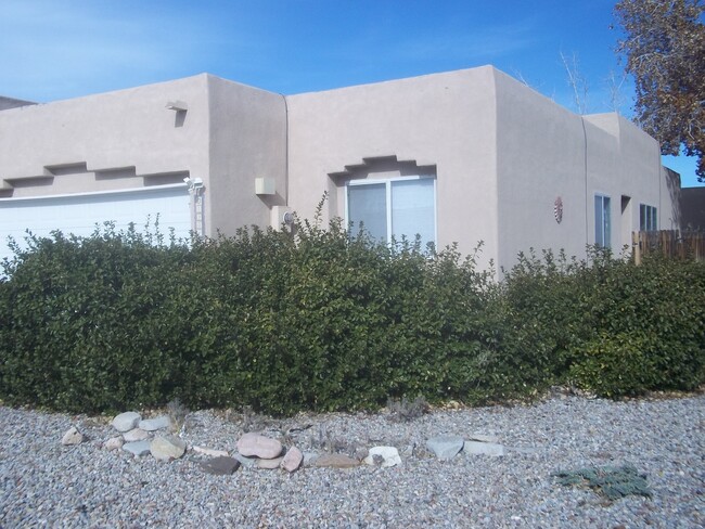 Building Photo - 5901 Camino de la Luna NW