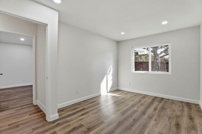 Building Photo - 8468001/37T