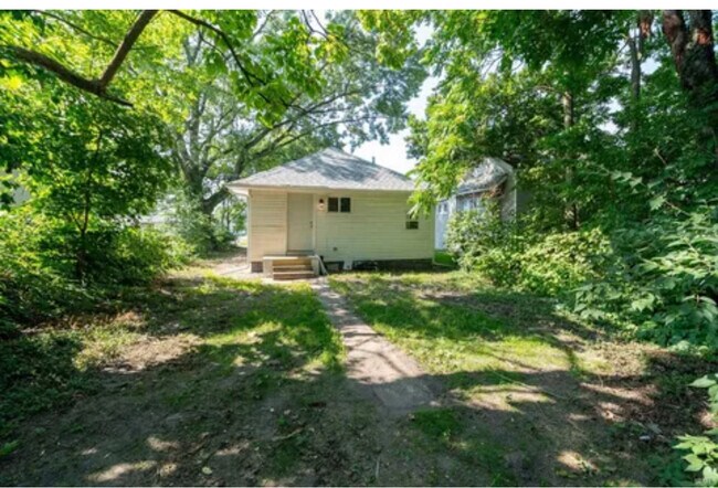 Building Photo - 2517 Kenwood Ave