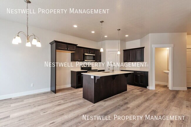 Building Photo - 1562 W State Rd