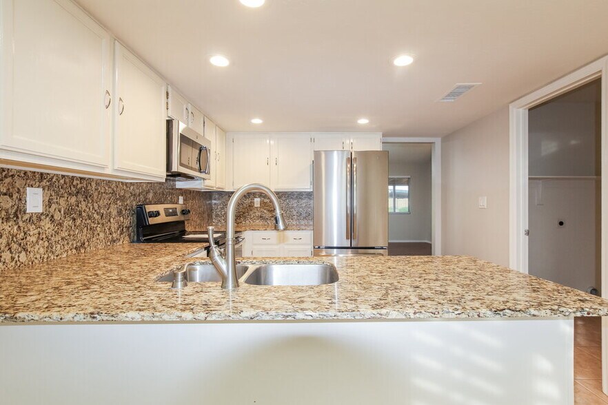 Building Photo - 6320 W Port Royale Ln