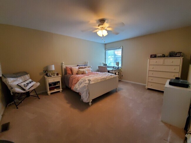 Building Photo - Executive home located near Bellbrook