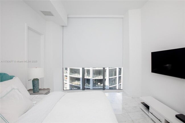 Building Photo - 2821 S Bayshore Dr