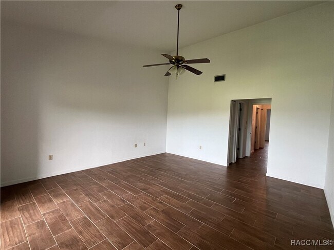 Building Photo - 810 E Gilchrist Ct