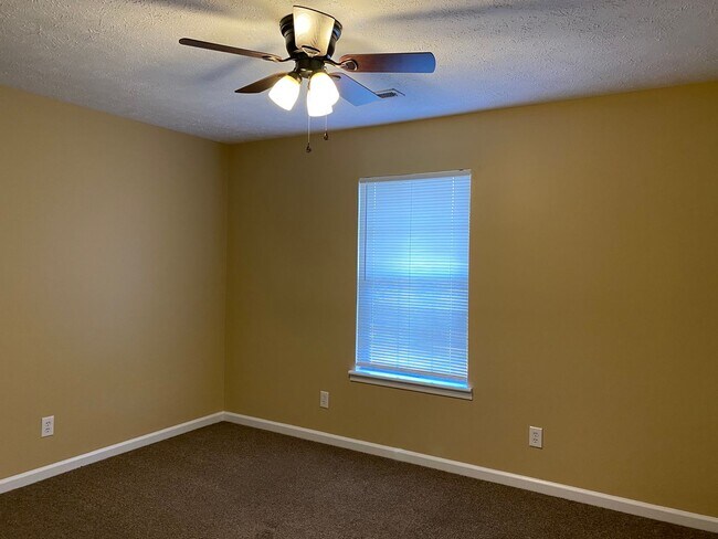 Building Photo - 3865 Northeast Dr