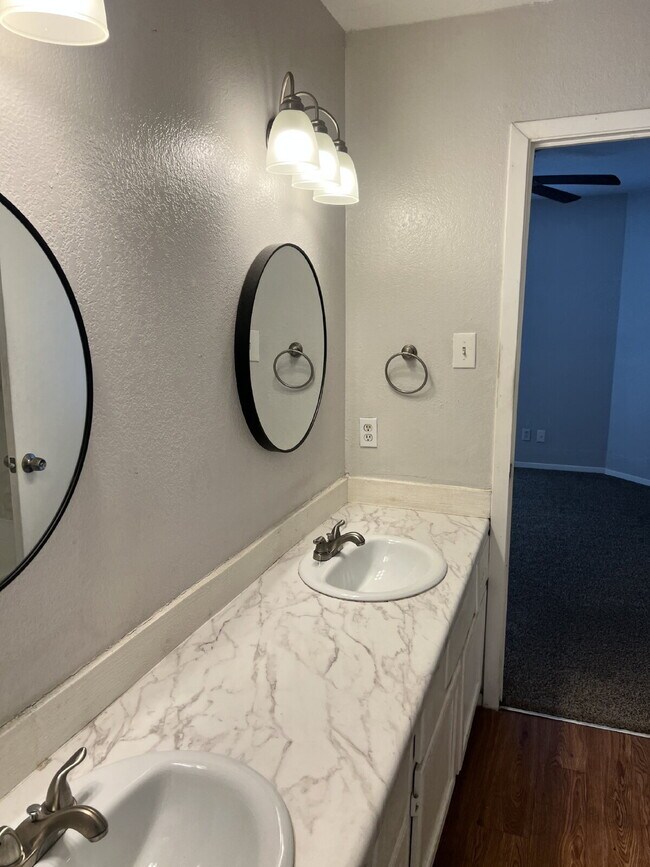 Building Photo - 2705 Wimbledon Ct