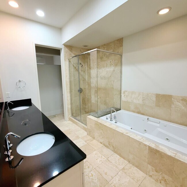 Building Photo - Spacious 3-Story Townhouse With Rooftop De...