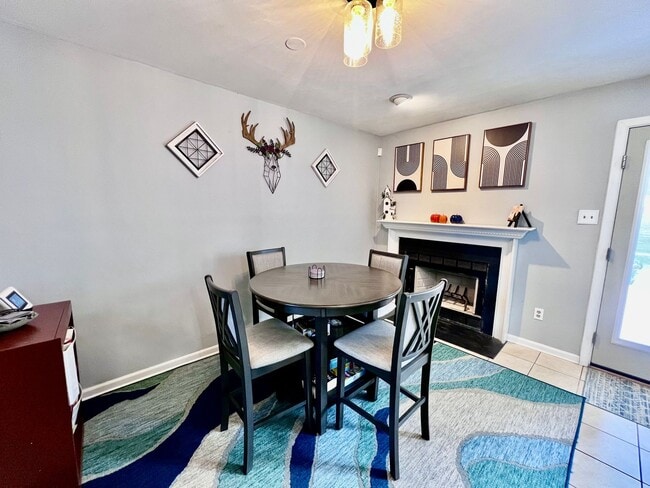 Building Photo - Beautiful End Unit Townhouse
