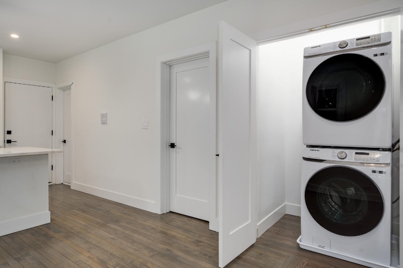 Building Photo - 2137 N Maplewood Ave