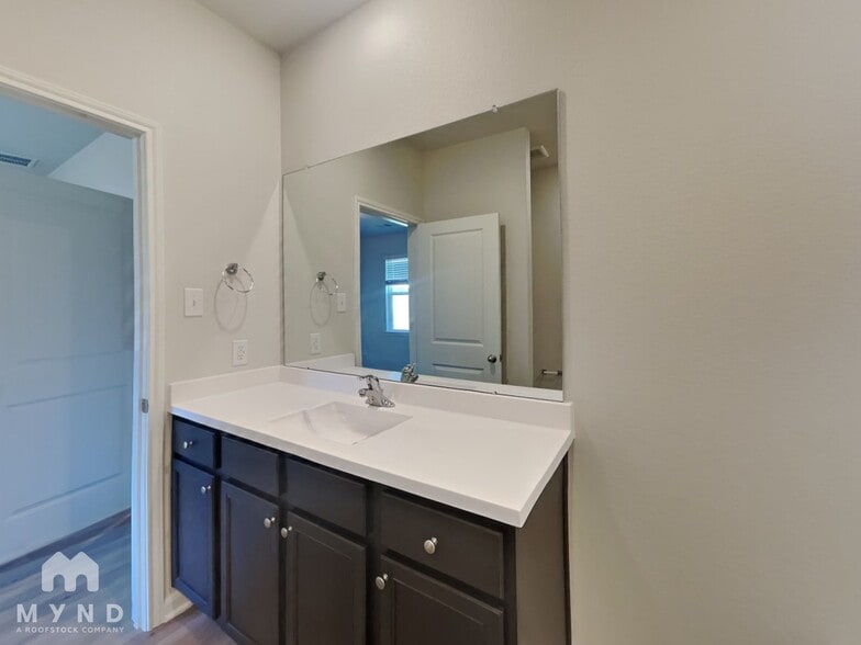 Building Photo - 15607 Plum Brk Dr