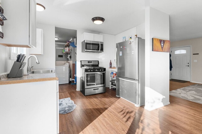 Building Photo - 5011-5013 Three Oaks Rd