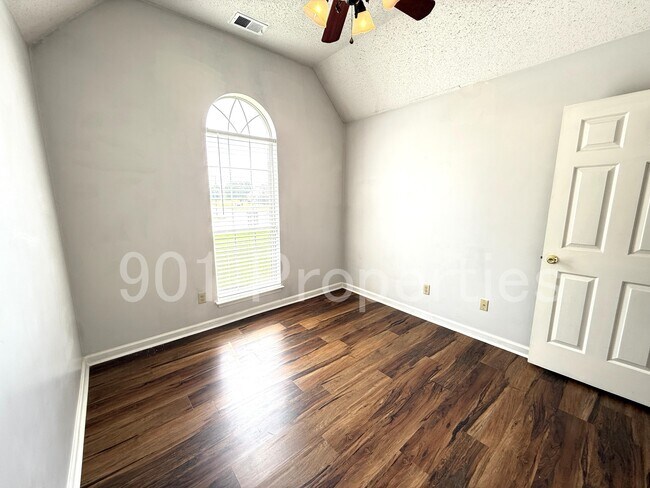 Building Photo - 40 Garden View Dr