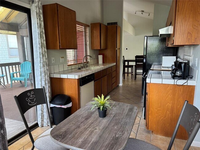 Building Photo - 7122 Wood Hollow Dr